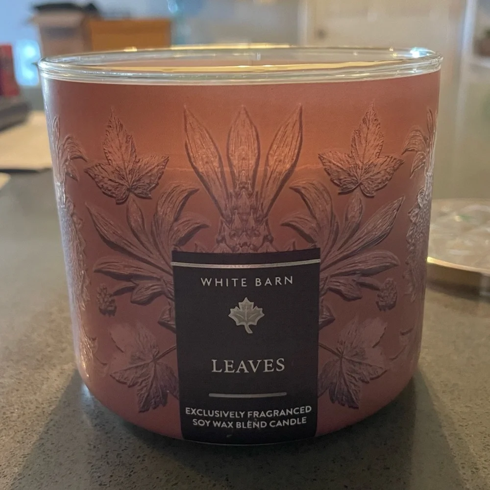 White Barn Leaves 3 wick candle - Picture 3 of 5